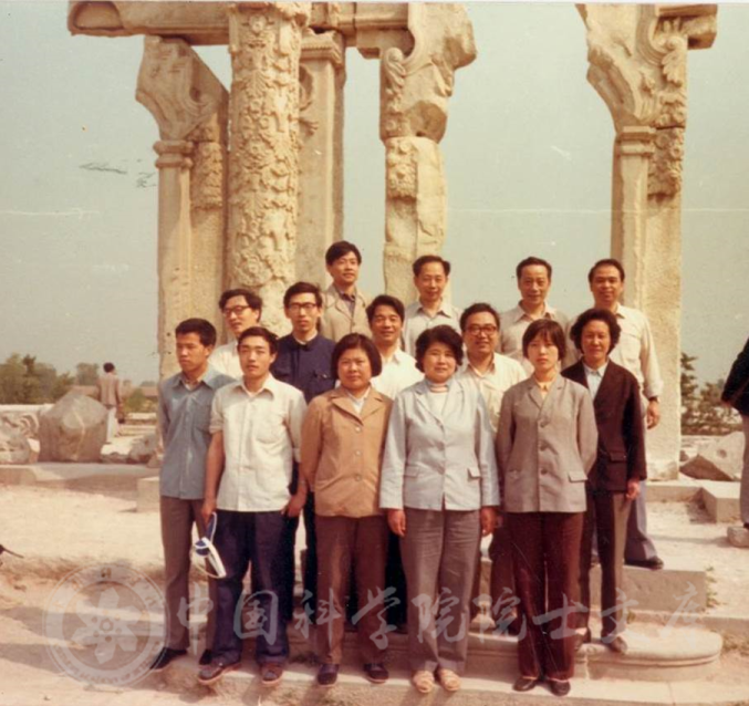 生物物理所最早组建的结构生物学研究组(3排右2，梁栋材;3排左1，饶子和;3排右1，王大成;2排右2，常文瑞)