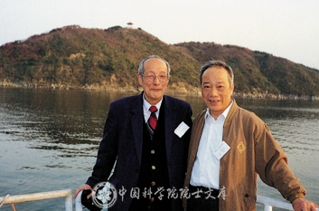 梁栋材与徐光宪先生合影于北京怀柔雁栖湖旁